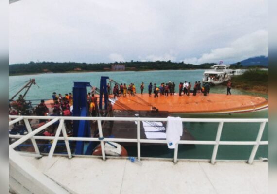 Laos Assistance Rescues Boat Capsize Victims with Vientiane Rescue Team